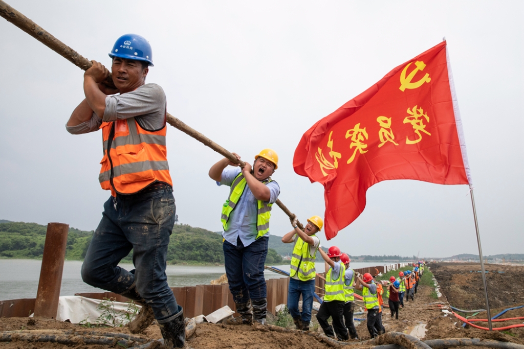 2019年6月21日，蘇錫常太湖隧道工地架設(shè)萬(wàn)伏電纜，黨員突擊隊(duì)在施工現(xiàn)場(chǎng)。