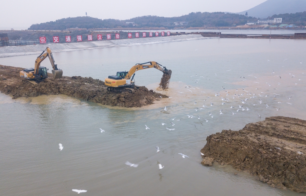 2019年12月23日，鳥(niǎo)群從陸島轉(zhuǎn)換圍堰回水施工現(xiàn)場(chǎng)飛過(guò)。