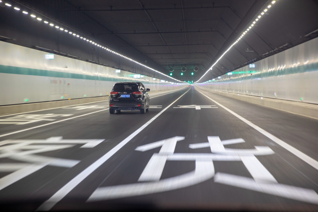 2021年12月30日，車輛在蘇錫常南部高速公路太湖隧道內(nèi)行駛。