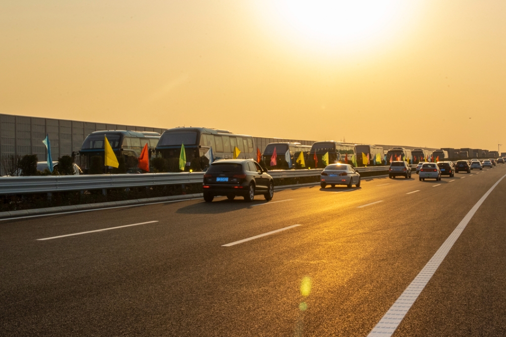 2021年12月30日，車輛在蘇錫常南部高速公路常州至無(wú)錫段行駛。